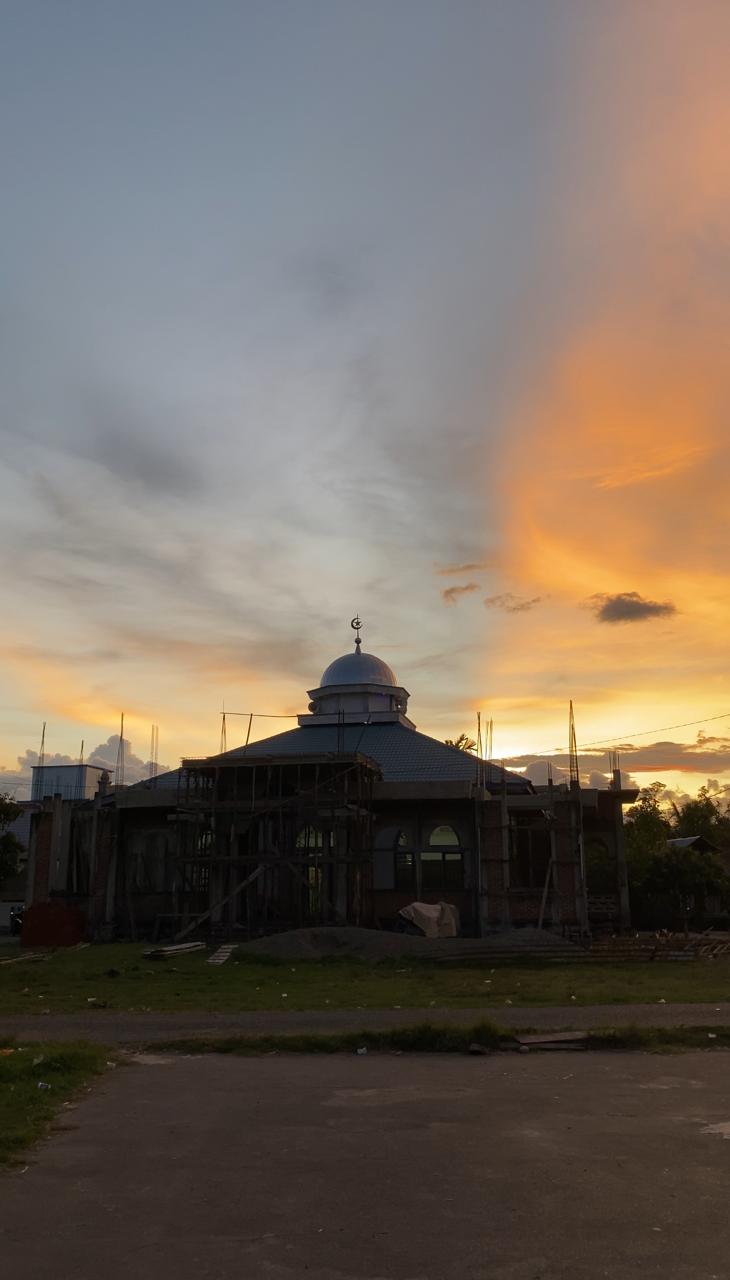 View Meunasah Gampong Lambeunot Waktu Sore. 